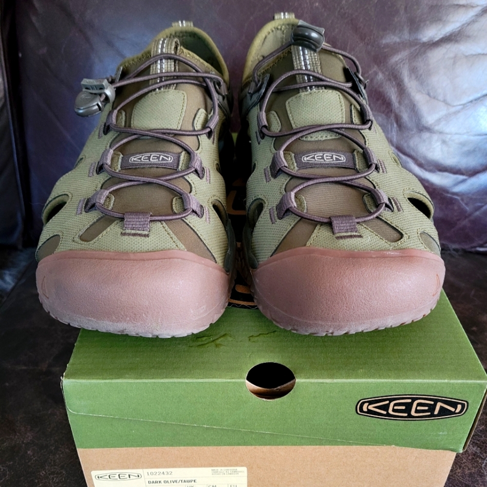 New with box Keen Solr sandal
